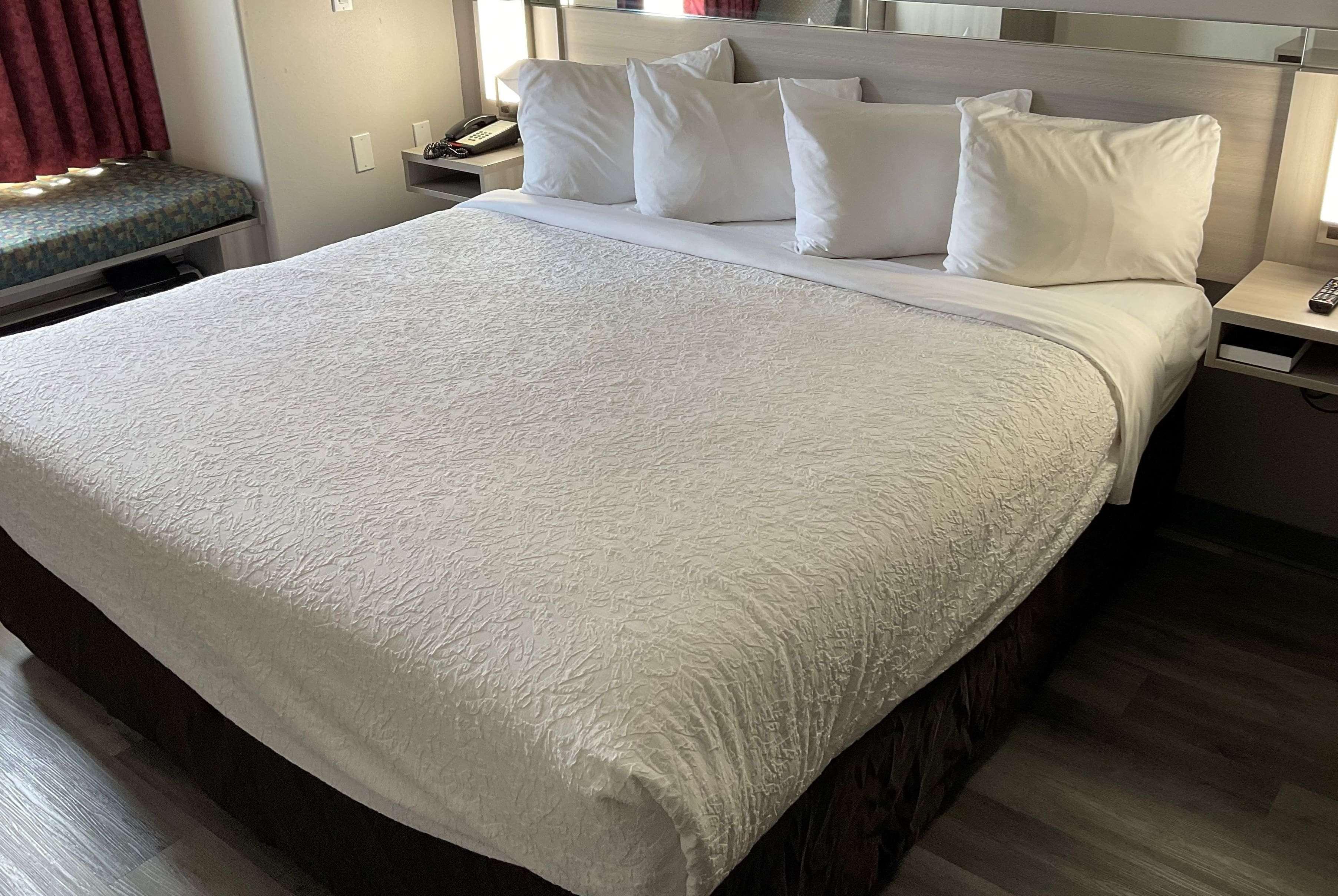 Microtel Inn And Suites Clarksville Bagian luar foto
