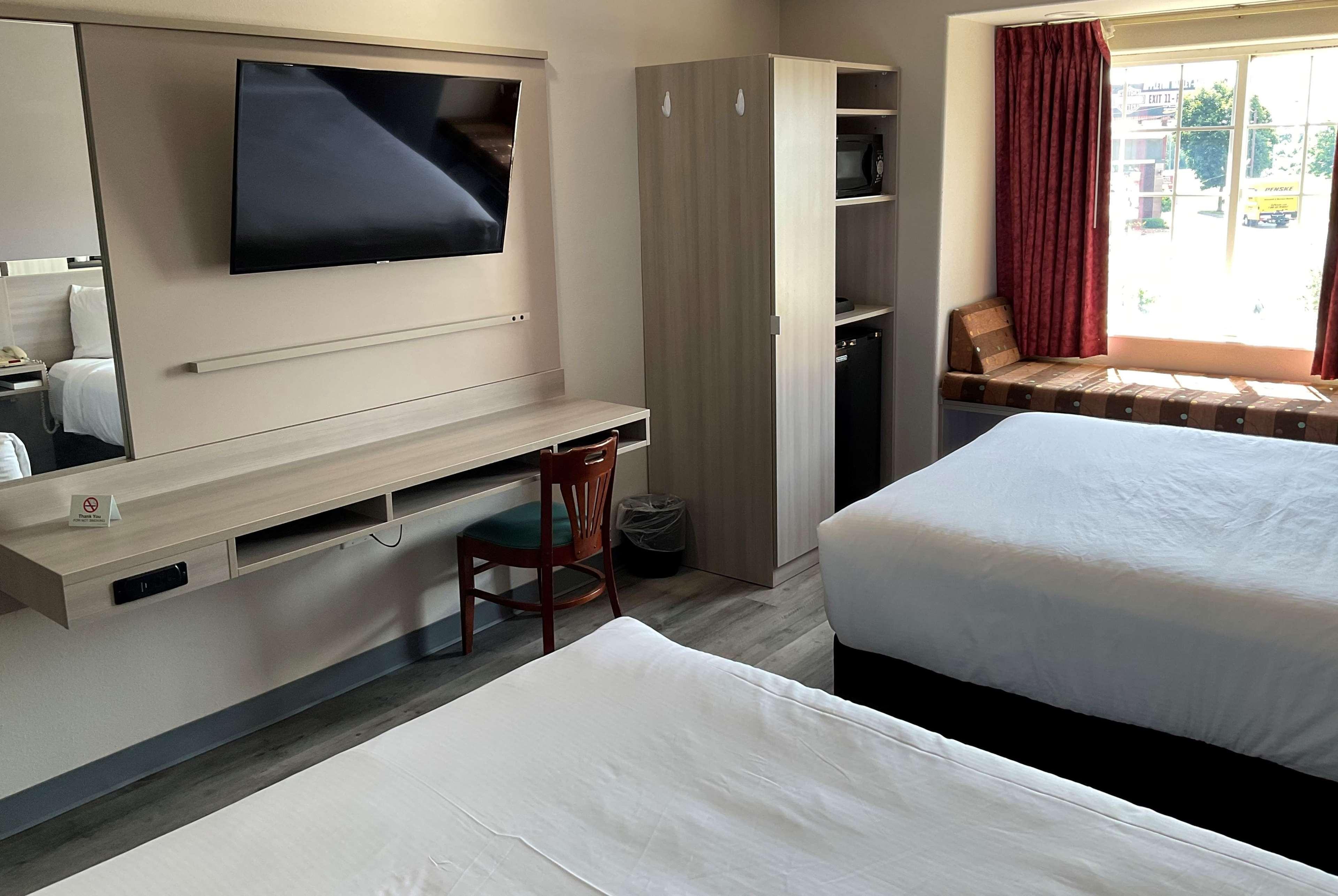 Microtel Inn And Suites Clarksville Bagian luar foto