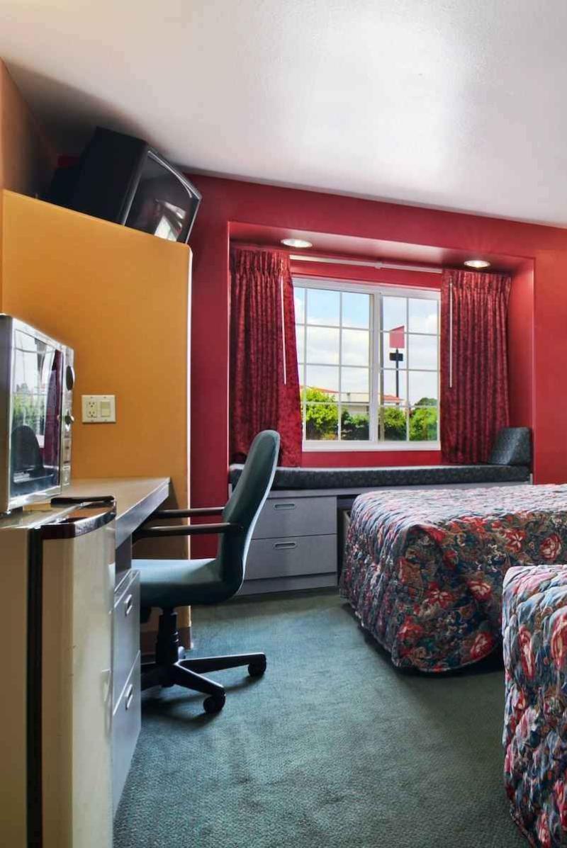 Microtel Inn And Suites Clarksville Bagian luar foto